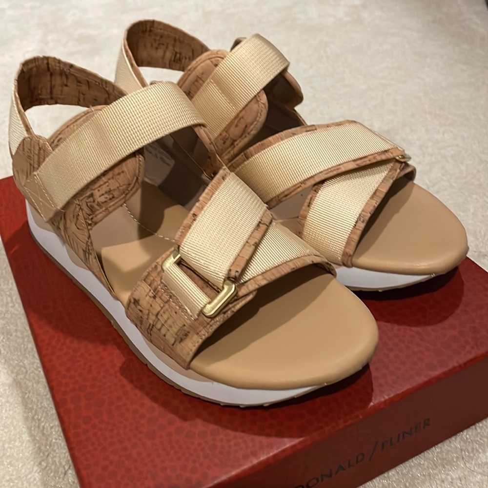 NWT New in Original Box Donald J Pliner Women's Sarra Platform Sandals 7.5